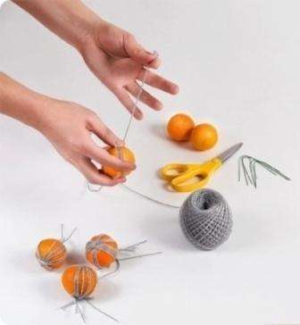 Voľný priestor medzi mandarinkami je možné vyplniť vetvičkami alebo umelými listami.