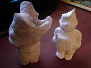Naplňte toaletný papier horúcou vodou, dobre ho rozmačkajte. Mali by ste dostať kašu.
