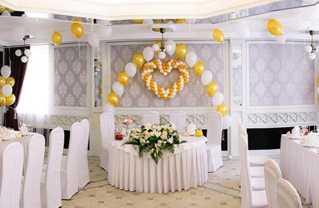 dekoration af salen til brylluppet med balloner foto
