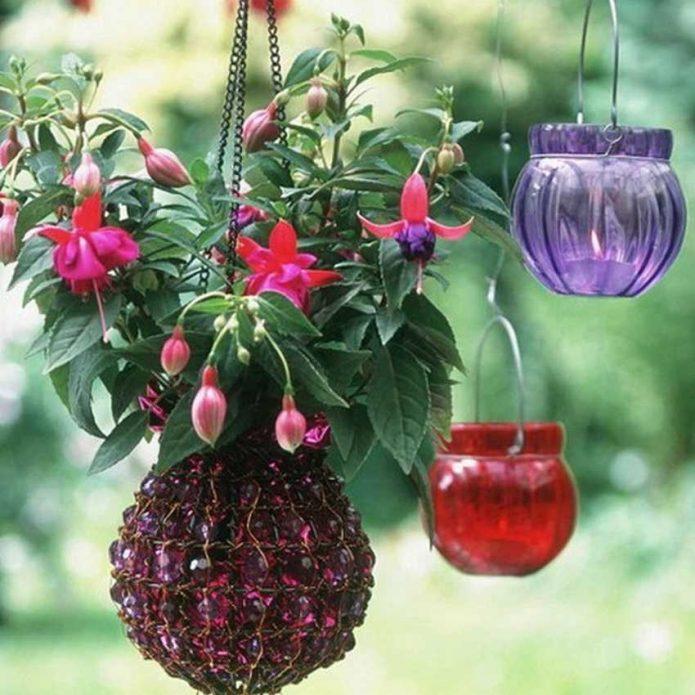 πώς να κρεμάσετε μια ζαρντινιέρα για λουλούδια