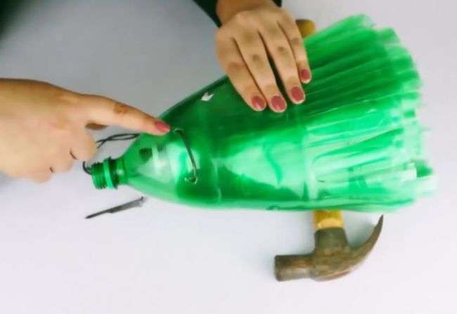 ako vyrobiť metlu z plastových fliaš krok za krokom