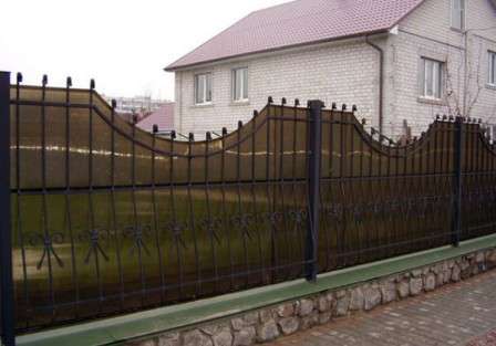 Τι είδους φράχτη και τι να φτιάξετε στη χώρα είναι φθηνό και όμορφο.