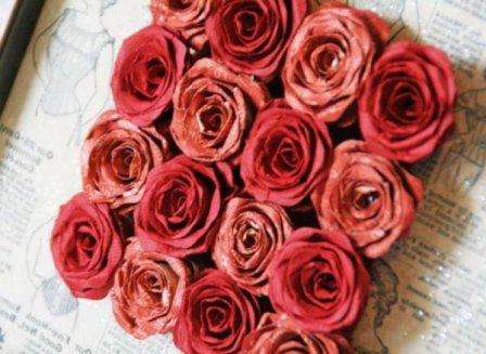 Ένα στέλεχος είναι κολλημένο στη βάση ή μπορείτε να φτιάξετε πολλά χάρτινα τριαντάφυλλα και να τα βάλετε σε ένα πλαίσιο, παίρνετε ένα ιδανικό δώρο για τις 8 Μαρτίου!