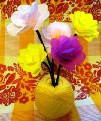 Aby bola kompozícia krásna, musíte urobiť niekoľko kvetov a vložiť ich do vázy.
