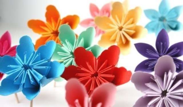 Φτιάχνοντας λουλούδια από χαρτί με τα χέρια σας
