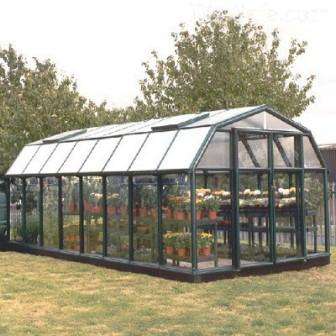 Tento dizajn skleníka je pomerne zložitý, ale v interiéri bude možné pestovať rôzne plodiny vo veľkých objemoch v pôde a kvetináčoch. Skleníkový dizajn umožňuje prácu v plnej výške kdekoľvek v skleníku