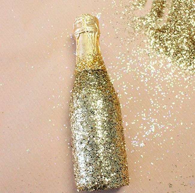 dekorere en flaske champagne til det nye år