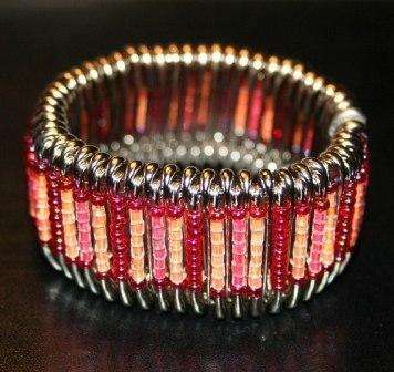 DIY beaded og pin armbånd, foto