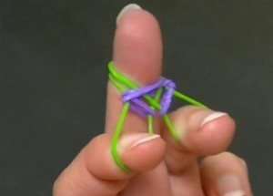 mønster af vævning af et armbånd fra elastikker på fingrene