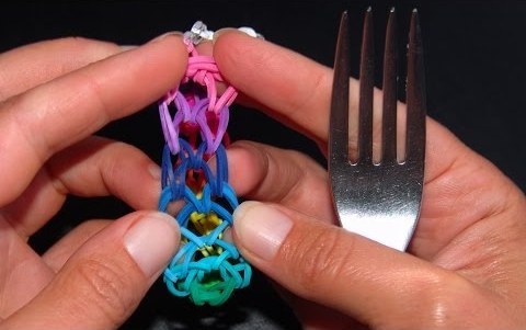 hvordan man væver et armbånd med en gaffel