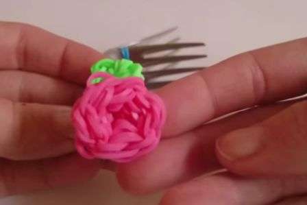 Πώς να φτιάξετε ένα λουλούδι από λαστιχάκια με τα χέρια σας