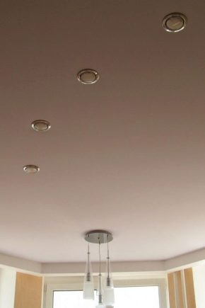 كيفية تنظيف سقف ممتد غير لامع بدون خطوط في المنزل؟