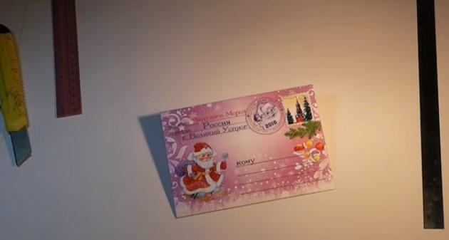 Sådan lykønskes et barn med det nye år tillykke fra julemanden til en pige
