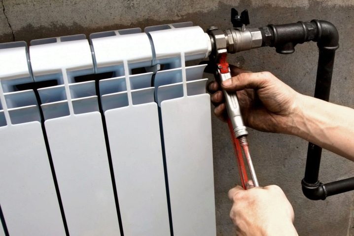 Sådan skylles en radiator - tips til forskellige radiatorer