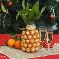 Kĺby listov a sladkostí môžu byť ozdobené špagátom. Váš ananás je pripravený.