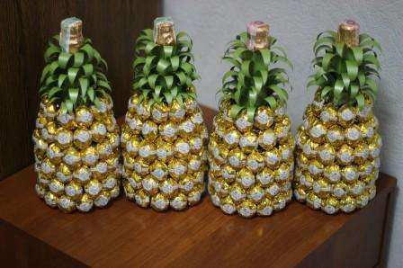 DIY ananas med champagne og slik. Trin for trin foto