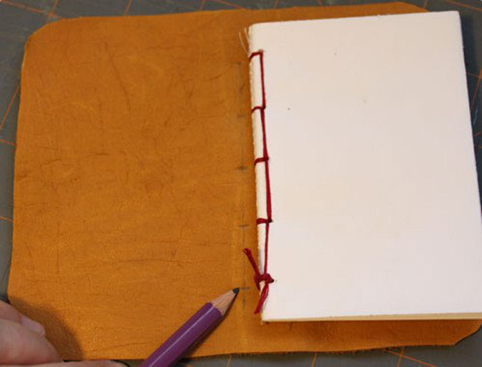 Πώς να φτιάξετε ένα σημειωματάριο: τύποι φορητών υπολογιστών, τα πλεονεκτήματα ενός χειροποίητου σημειωματάριου, ιδέες φωτογραφιών και κύρια μαθήματα για το πώς και από τι να φτιάξετε ένα σημειωματάριο