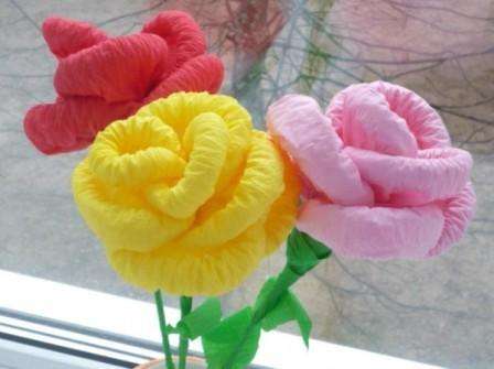 En anden måde at lave en rose af servietter er at sno den rundt om en blyant. Til dette er alle servietter egnede, som først skal vindes lidt på en blyant.