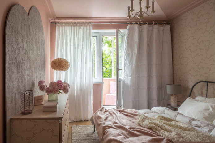 غرفة نوم باللون الوردي
