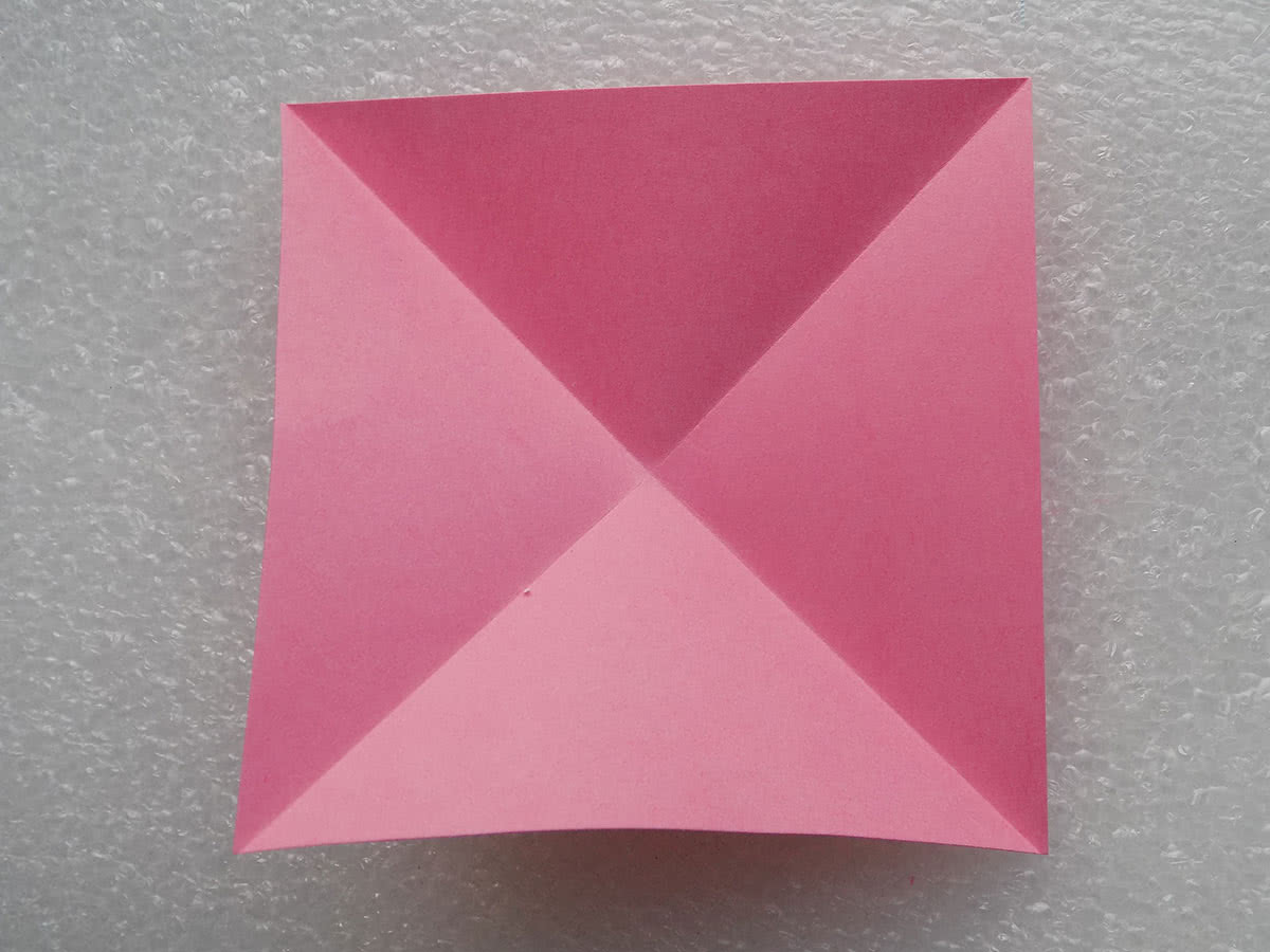 Origami ľalia, krok 1