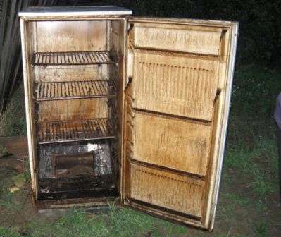 Το παλιό ψυγείο μπορεί επίσης να χρησιμοποιηθεί για κρύο κάπνισμα. Για αυτό, το σώμα του ψυγείου που παρασκευάζεται όπως περιγράφεται τοποθετείται σε ένα μαργαρίτα, ανοίγεται μια τρύπα στον πυθμένα και