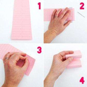 Αρχικά, στρώστε το χρωματιστό χαρτί με ένα μολύβι και έναν χάρακα σε λωρίδες του ίδιου μεγέθους.