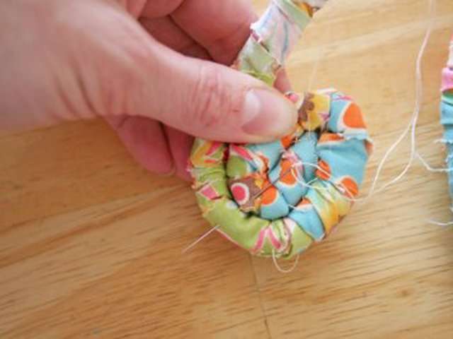 Sådan laver du en påskekurv DIY påskekurve fra plastflasker