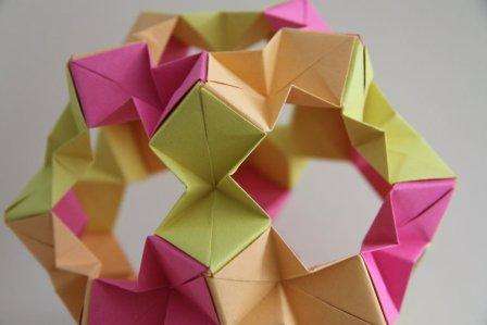 Verí sa, že kusudama je druh origami, aj keď v skutočnosti to nie je celkom pravda. Charakteristický znak skutočného origami v