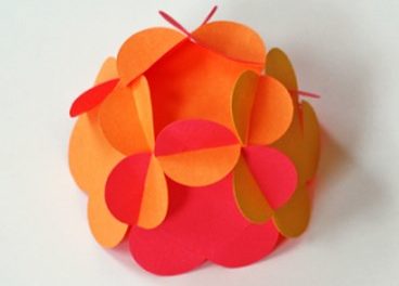 Χριστουγεννιάτικες μπάλες DIY βήμα προς βήμα από χαρτί