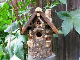 Hvis du ikke har træplanker, kan du prøve at lave en redekasse ud af et stykke af en træstamme. Et sådant hus vil ligne naturlig beboelse for fugle.