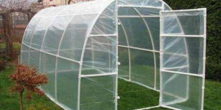 Potom, čo ste skleník pokryli z PVC rúr polykarbonátom, môžete ho začať vysádzať sadenicami alebo semenami. Udržujte štruktúru tesnú a zároveň nezabudnite myslieť na vetranie.