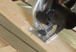 الخطوة 3. قطع الألواح الخشبية