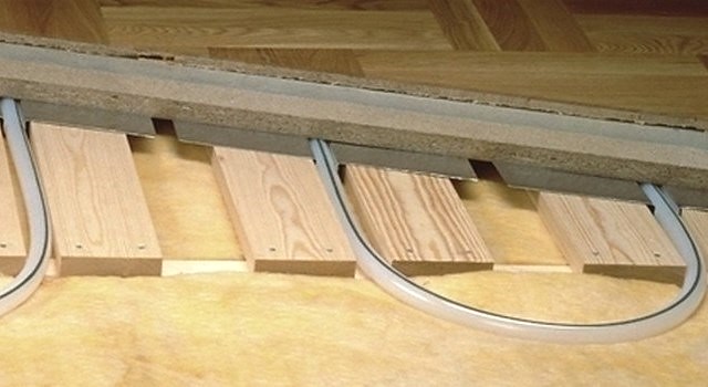 Kuinka tehdä lämpimät lattiat puutalossa: laite ja asennusvaihtoehdot