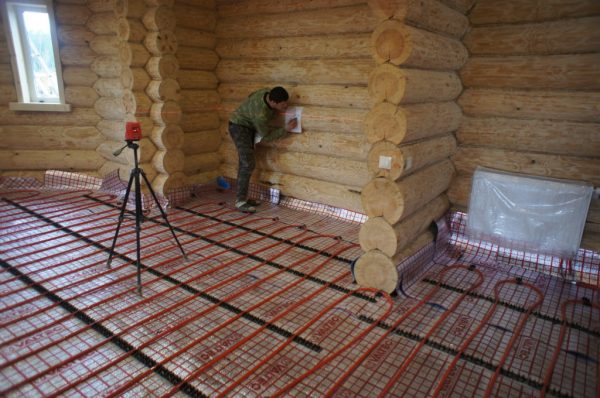 كيفية صنع أرضيات دافئة في منزل خشبي: خيارات الجهاز والتثبيت