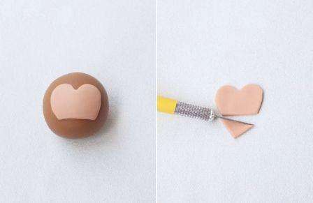 Τυλίξτε μια μπάλα πλαστελίνης για το κεφάλι. Μετά από αυτό, πάρτε το υλικό σε πιο ανοιχτό χρώμα, ανοίξτε το και κόψτε την καρδιά. Εάν κόψετε το κάτω μέρος της καρδιάς, τότε θα έχετε ένα κενό για το πρόσωπο του παιχνιδιού.