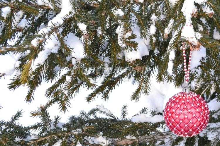 Vianočné gule zapletané korálkami