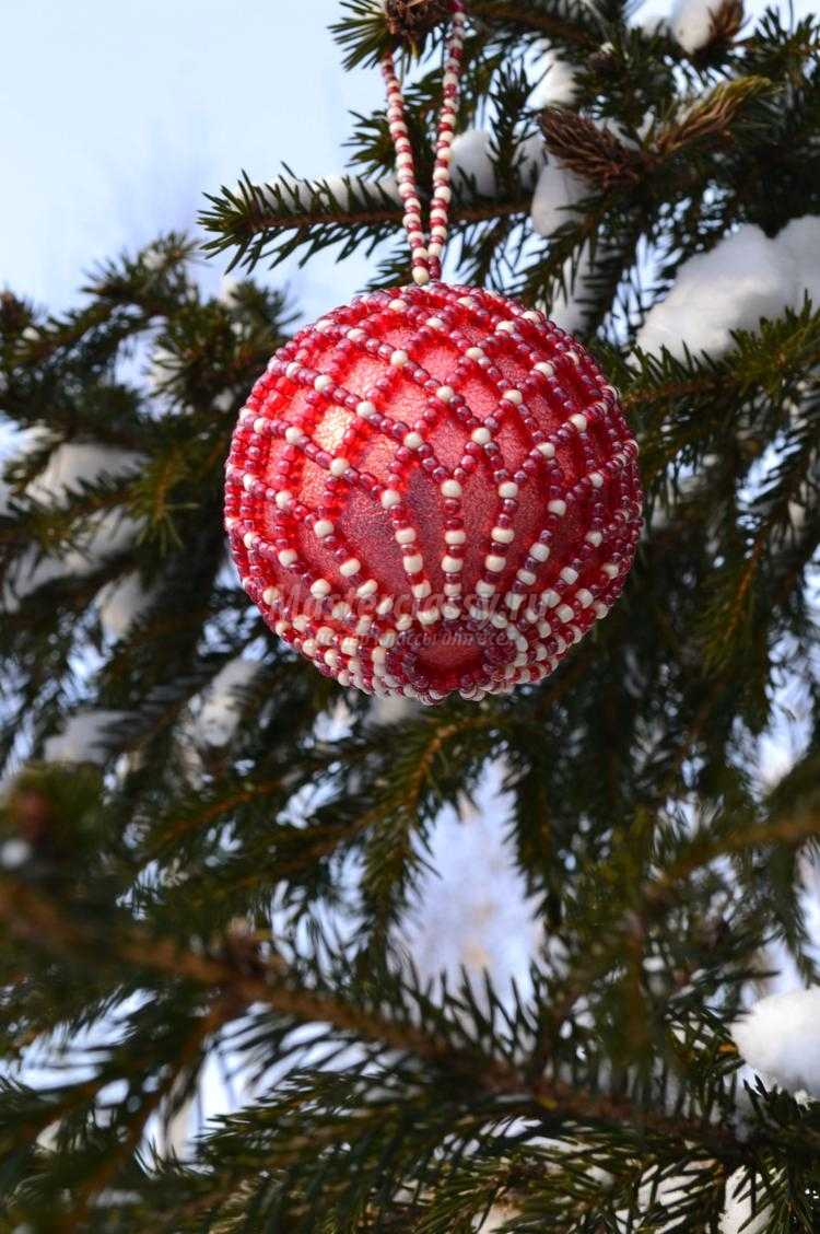 Joulupallot punottu helmillä Joulupallot punottu helmillä