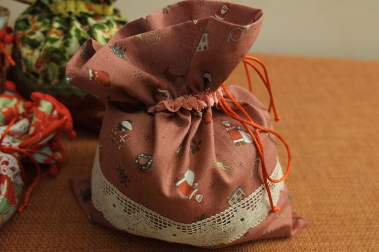 كيفية خياطة الحقيبة بالعلاقات - أكياس DIY للهدايا والأعشاب