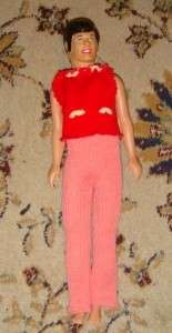 Katso, kuinka lapsi leikkii nuken kanssa tehdäkseen oikeat vaatteet. Jos nukke käytetään Troubadourin roolissa, vaatteiden tulee olla samanlaisia ​​kuin tämän sarjakuvahahmon vaatteet.