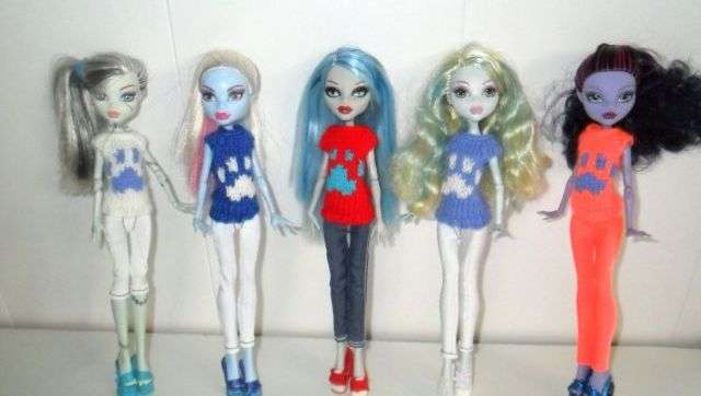 Nogle af pigernes yndlingsdukker er tegneseriefigurer. I dag er Monster High dukker populære. Du kan også sy tøj fra strømper til disse dukker. For at gøre dette er det nok at skære en del af sokken af, lave snit til hænderne og sy dem.