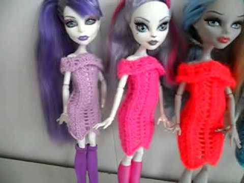 Ak máte základné znalosti o pletení, vyskúšajte si upliesť pekné šaty pre bábiky.