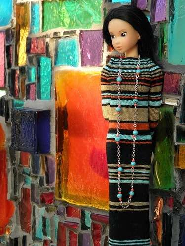 En kjole til en Barbie lavet af stribede strømpebukser eller strømper vil se stilfuld ud.