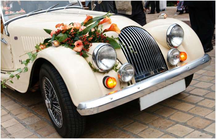 Sådan dekorerer du selv en bryllupsbil