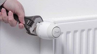 Sådan vælges og installeres en termostat til en radiator