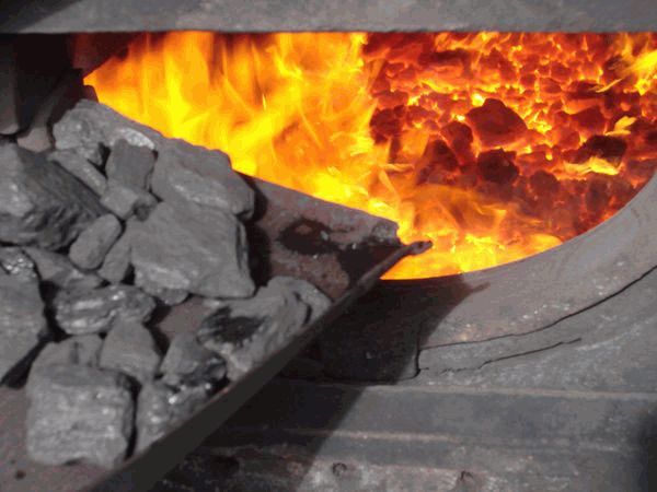كيف يعمل المرجل الذي يعمل بحرق الفحم لفترة طويلة - كل الإيجابيات والسلبيات