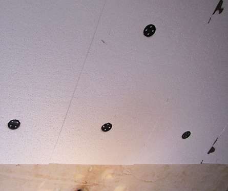 Krok 3. Po prvé, pri izolácii je betónová podlahová doska ošetrená kompozíciou odolnou voči vlhkosti. Sloty sú zapečatené. Podlaha a spodok stien sú pokryté tekutou gumou.
