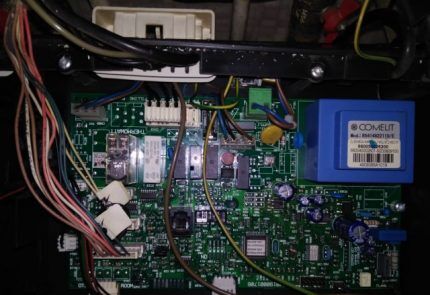 Elektroninen ohjausyksikkö Elektroninen ohjausyksikkö