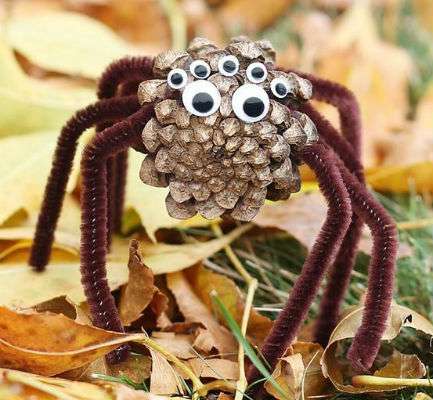 smukt efterårshåndværk i børnehaven-gør-det-selv edderkop