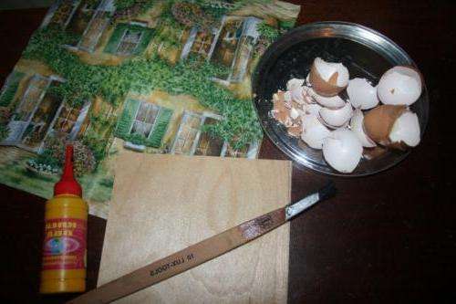 Πάρτε το κέλυφος του αυγού και σπάστε το απαλά σε μικρά κομμάτια. Συνιστάται να πάρετε ένα λευκό κέλυφος, αλλά αν έχετε μόνο καφέ αυγά, μην αποθαρρύνεστε, μπορείτε να βάψετε πάνω από το κέλυφος με λευκό ακρυλικό χρώμα.