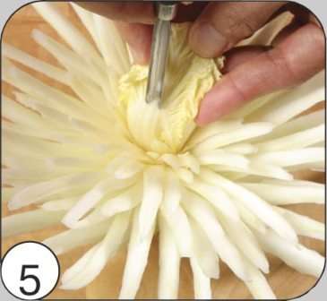 Βάλτε το τελικό λουλούδι σε παγωμένο νερό, τότε οι λεπτές τομές θα στρίψουν όμορφα